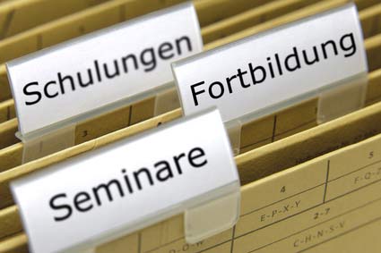 Mappen mit den Beschriftungen "Seminare", "Fortbildung" und "Schulungen".