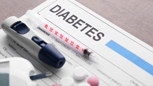 На дневнике диабетика лежат принадлежности для измерения уровня сахара в крови, таблетки и шприц.