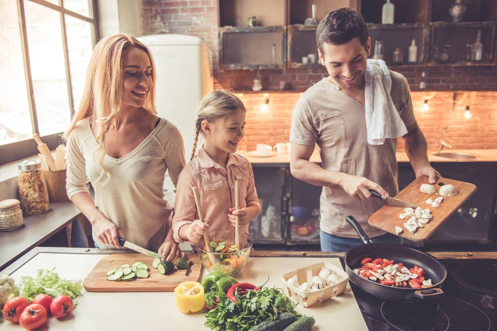 Eine Familie beim gemeinsamen Kochen in der Küche