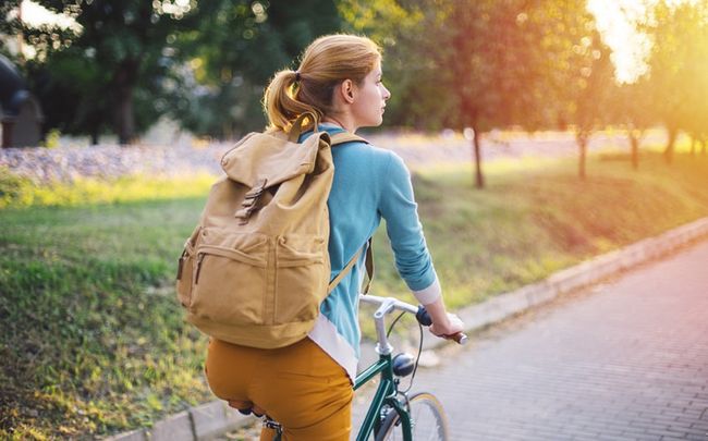 Frau fährt Fahrrad im Park