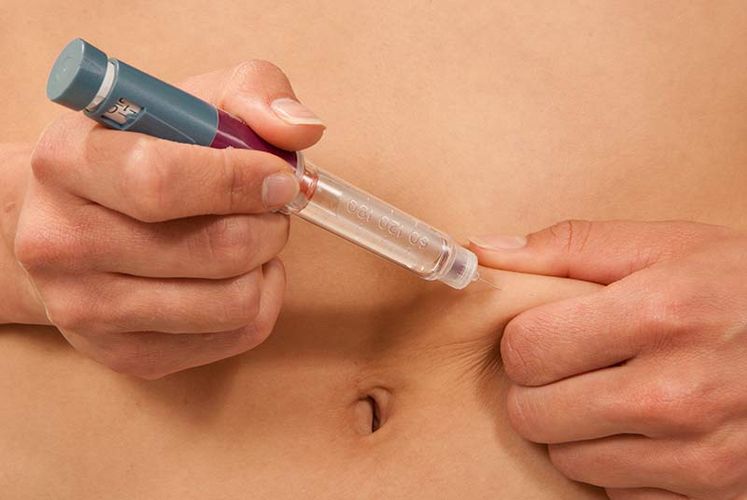 Insulin wird über einen Pen in den Bauch gespritzt.