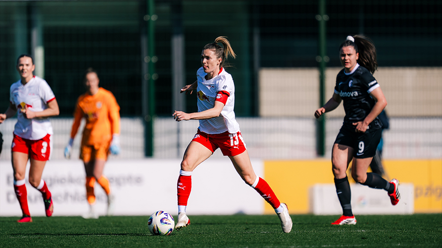 Sandra Starkes Erfahrung zeigt, dass Typ-1-Diabetes und sportliche Ziele sich nicht ausschließen müssen. © Sandra Starke Sandra Starke rennt mit einem Ball auf dem Fußballplatz, hinter ihr sind andere Fußballspielerinnen zu sehen.