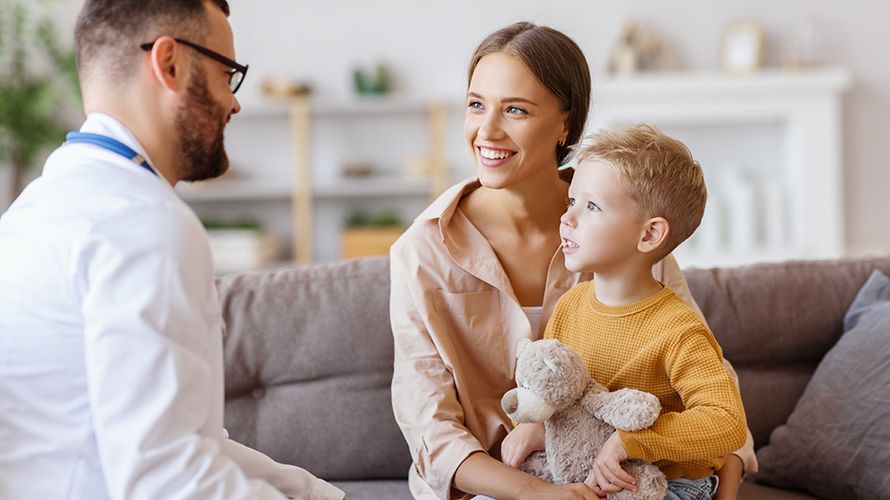 Ziel des Screenings ist es, Typ-1-Diabetes bereits vor den ersten Symptomen zu diagnostizieren, das Risiko schwerer Stoffwechselentgleisungen zu verringern und eine rechtzeitige Behandlung zu ermöglichen © JenkoAtaman / Adobe Stock Mutter und Kind sitzen auf einer Couch und sprechen mit einem Arzt.